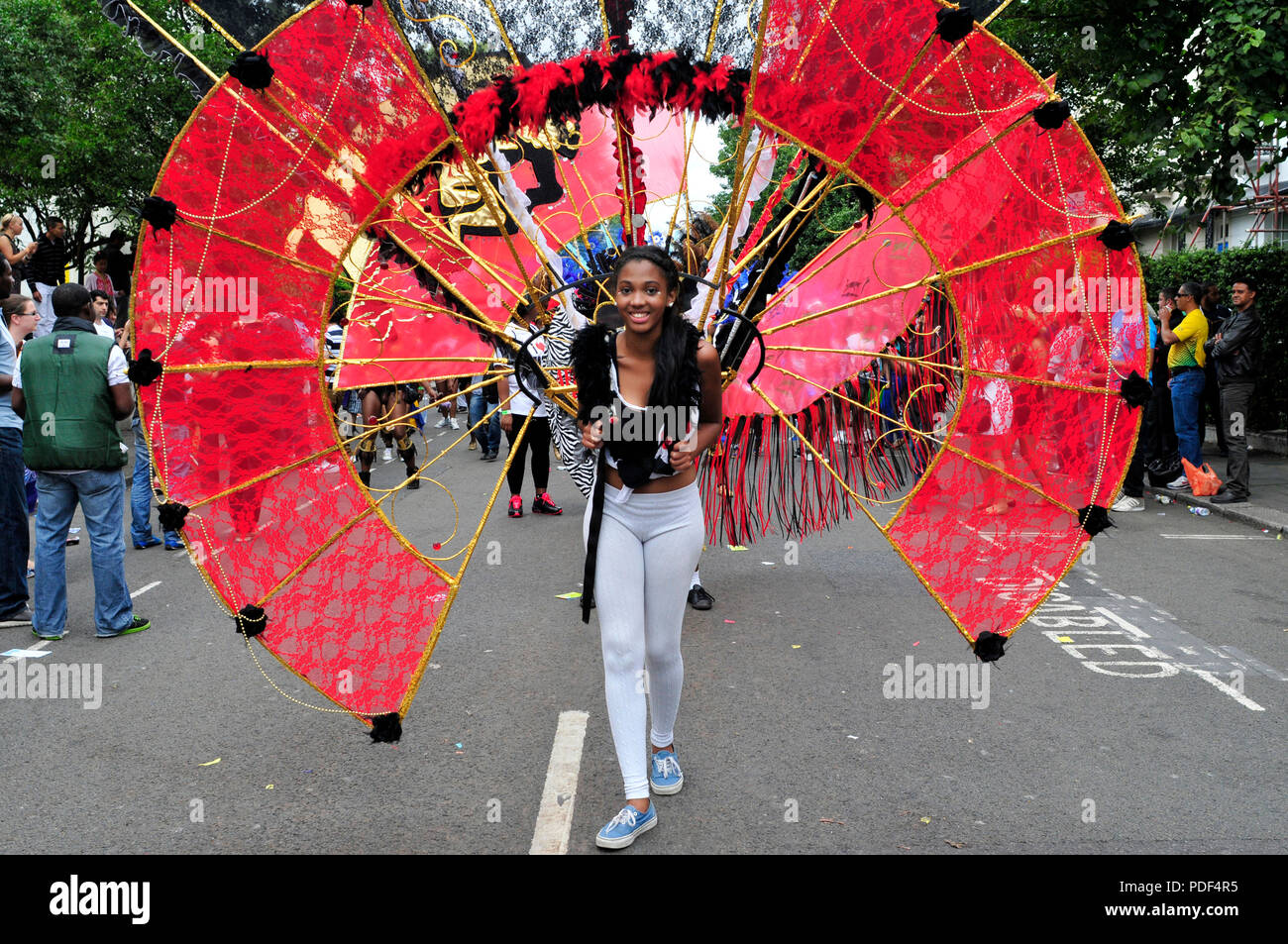 Ein junger Performer in Westbourne Grove. Notting Hill Karneval. London, Großbritannien. Stockfoto