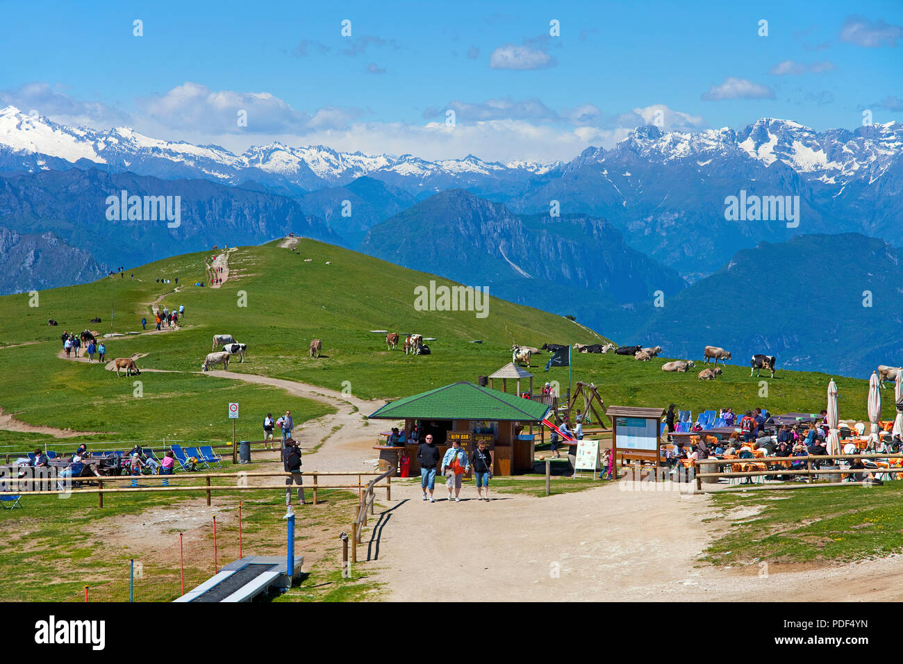 Touristen bei einer Alm auf dem Monte Baldo, Trail point Colma Di Malcesine, Malcesine, Gardasee, Provinz Verona, Lombardei, Italien anzeigen Stockfoto