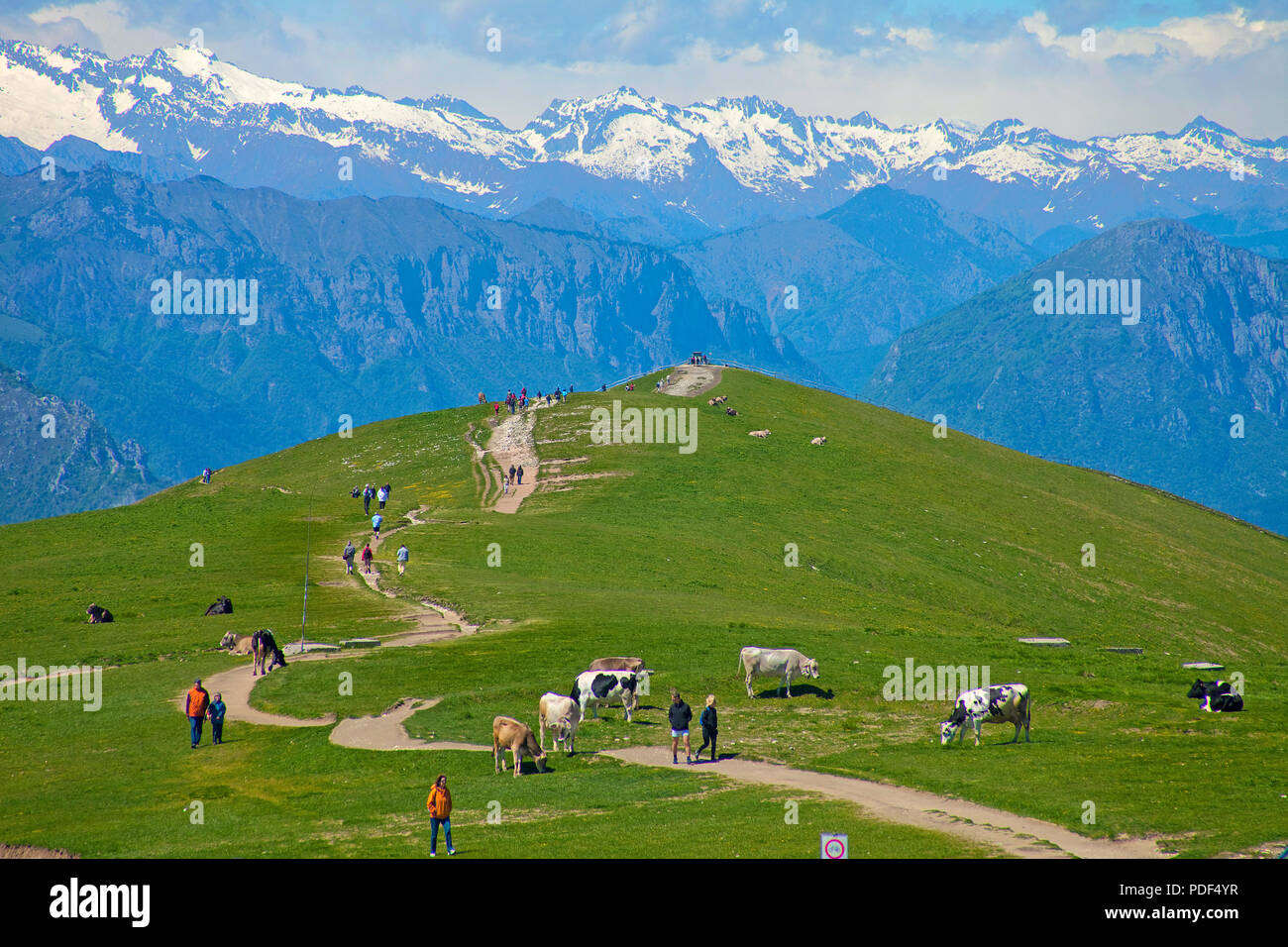 Wanderer auf einem Trail point Colma Di Malcesine Monte Baldo, Malcesine, Gardasee, Provinz Verona, Lombardei, Italien Stockfoto