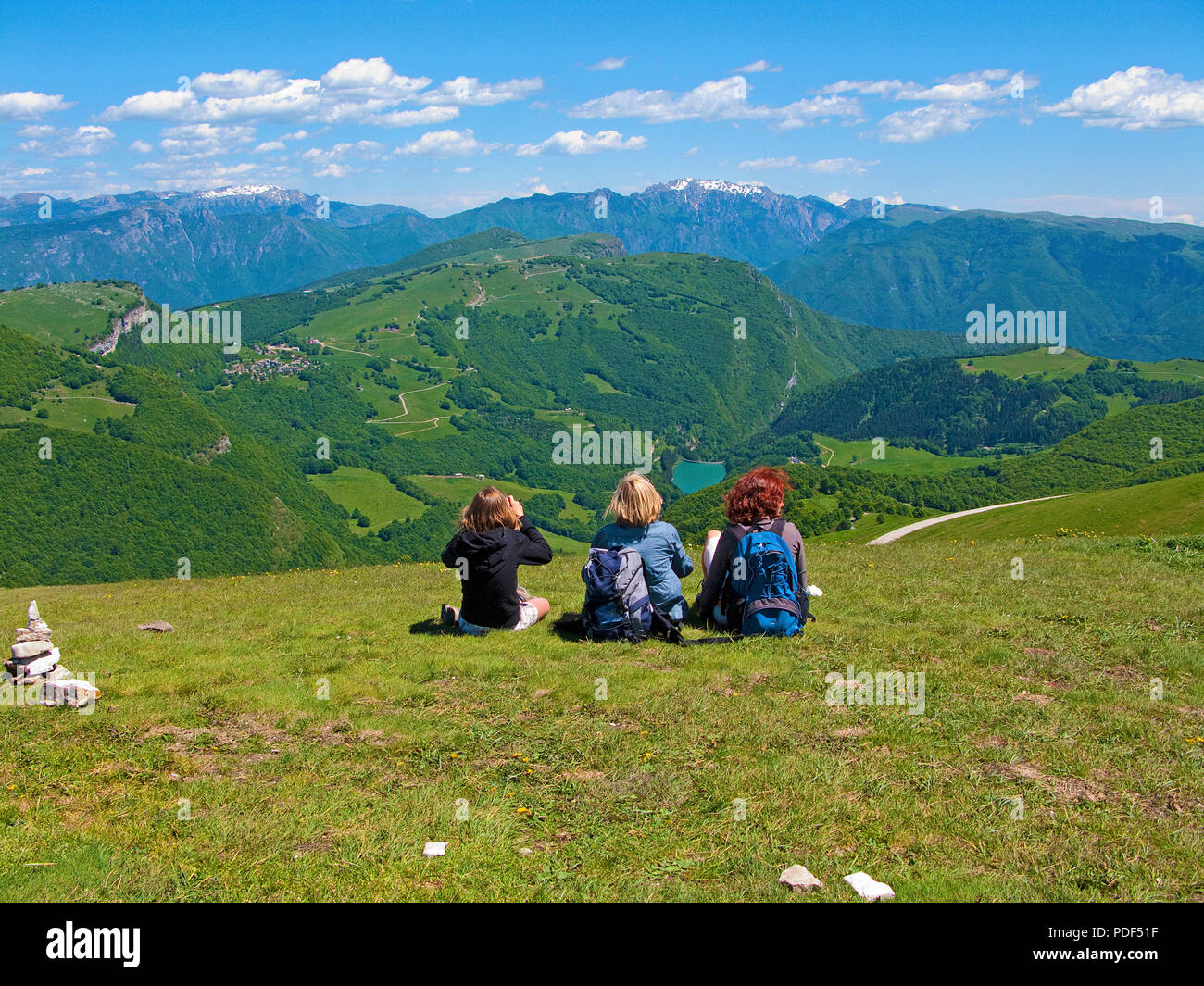 Wanderer auf der Spitze des Monte Baldo Massivs, Malcesine, Provinz Verona, Gardasee, Lombardei, Italien Stockfoto