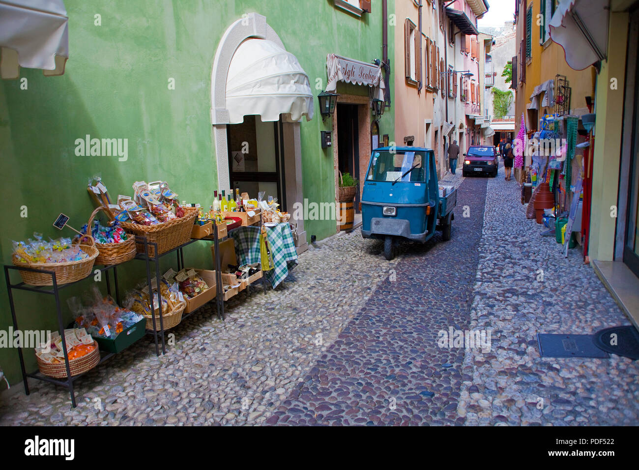Traditionelle Apecar in einer Gasse, Altstadt von Malcesine, Provinz Verona, Gardasee, Lombardei, Italien Stockfoto