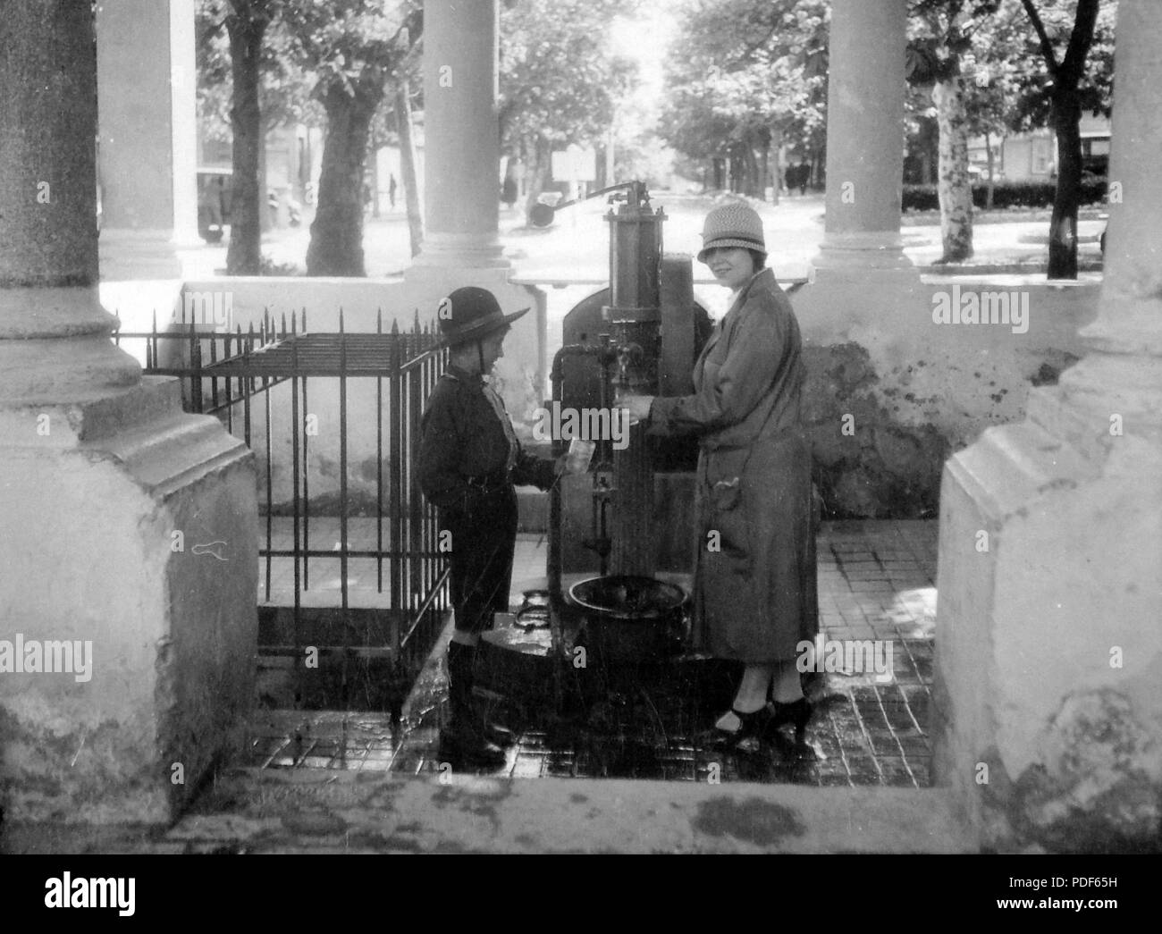 2 Balatonfüred, Kossuth Lajos (Ferencz József) savanyúvízforrás az Erzsébet szanatórium előtt Szívkórház (Ma). Fortepan 4303 Stockfoto