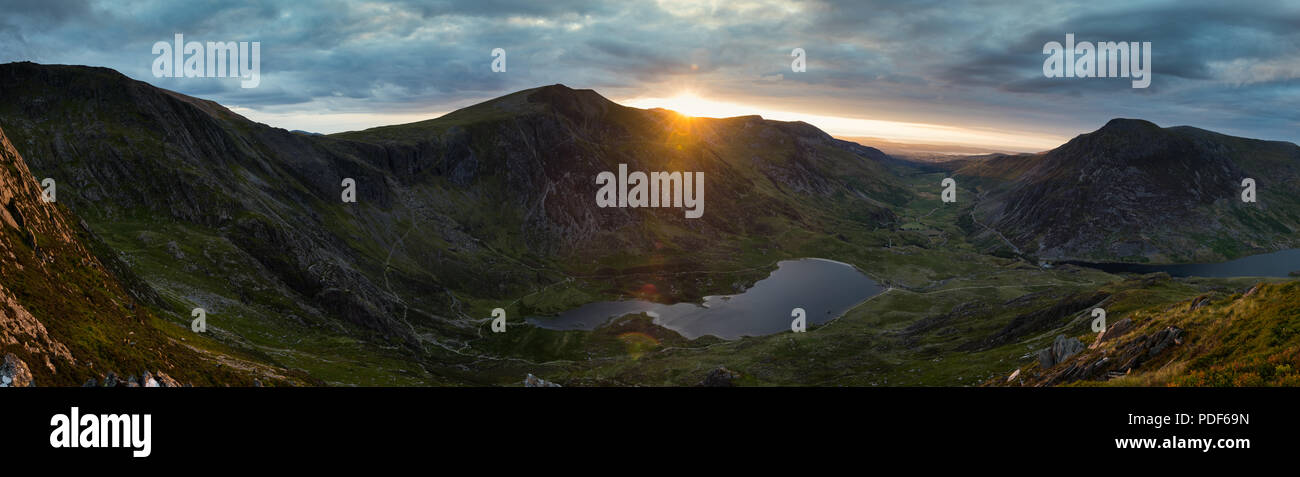 Sonnenuntergang über der Ogwen Valley, mit Lllyn ideal im Vordergrund. Stockfoto