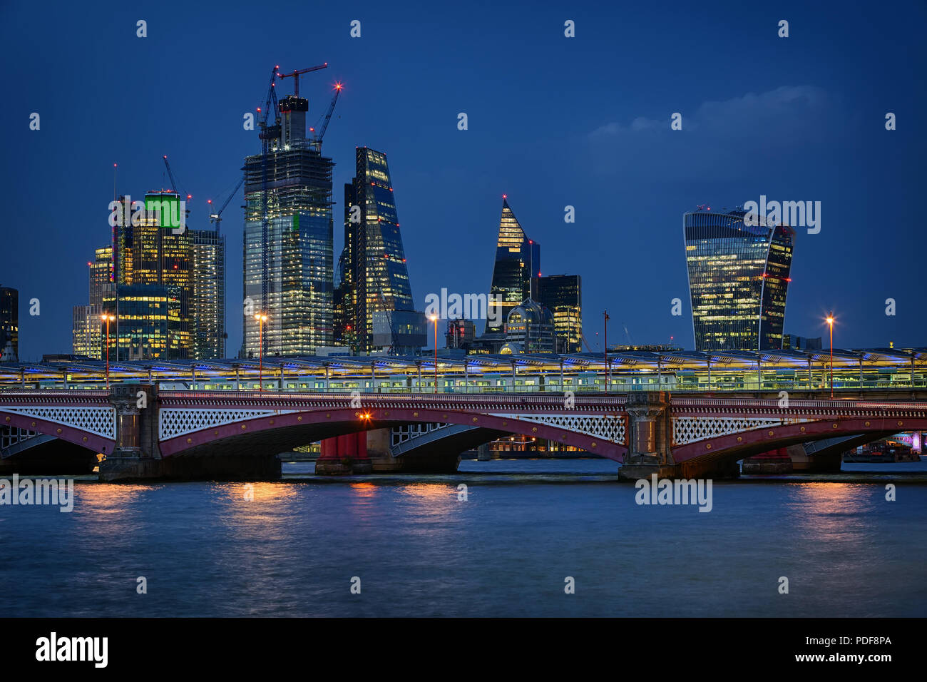 Blackfriars Bridge und die Innenstadt von London bei Nacht im August 2018 Stockfoto