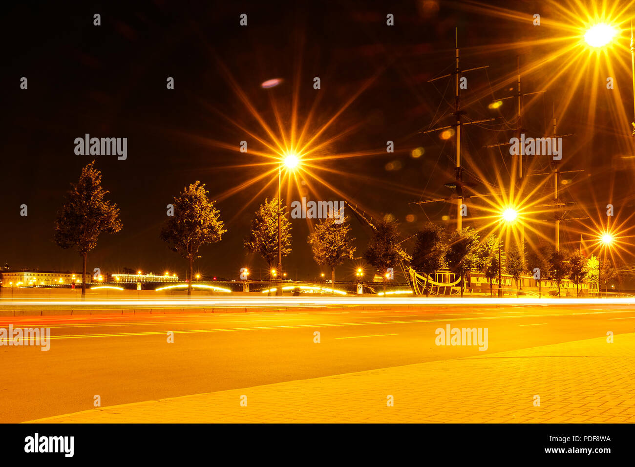 Nacht Stadt Straßenlaternen, Bokeh, Hintergrund, Dunkelheit. Nacht Lichter  der Stadt Strahlen die Lichter aus. Licht Loop aus der Scheinwerfer  Stockfotografie - Alamy