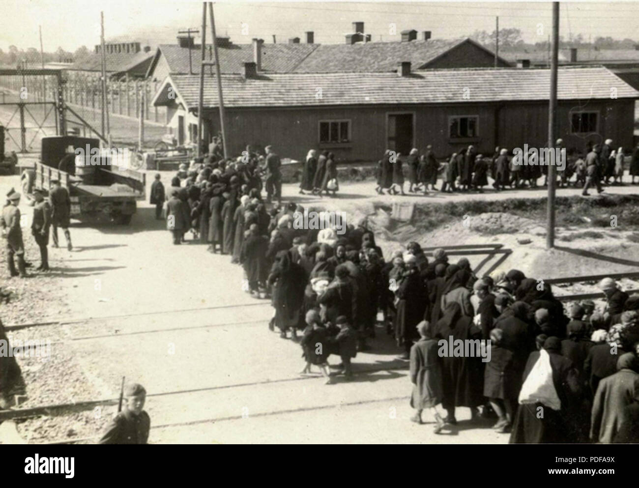 80 Birkenau eine Gruppe von Juden auf dem Weg zu den Gaskammern und Krematorien Stockfoto