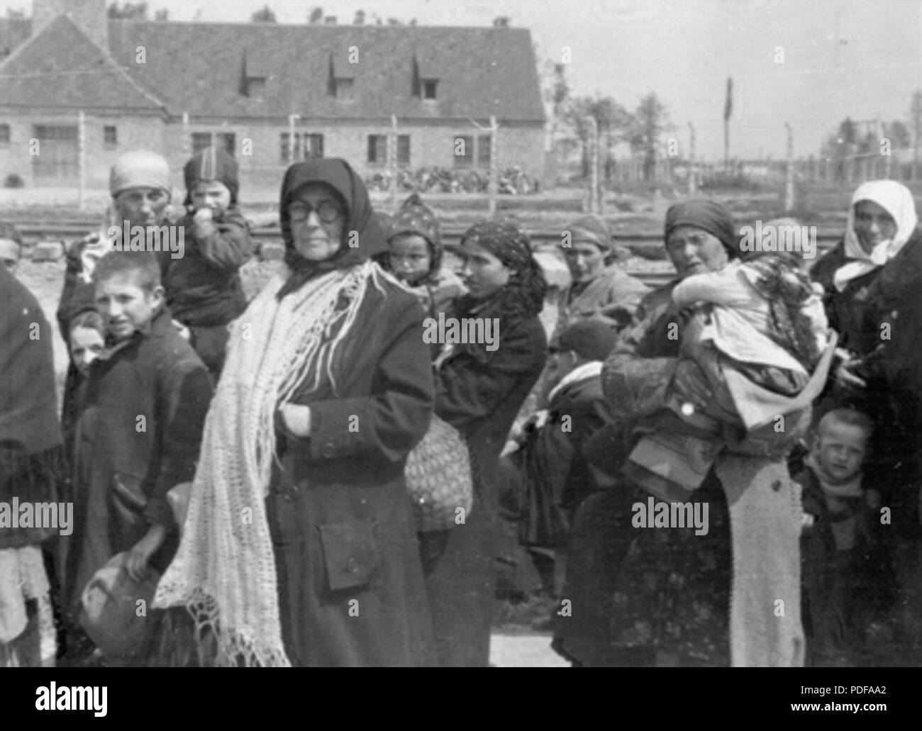 80 Birkenau jüdische Frauen und Kinder vor dem Krematorium III auf dem Weg zu Krematorium II Stockfoto
