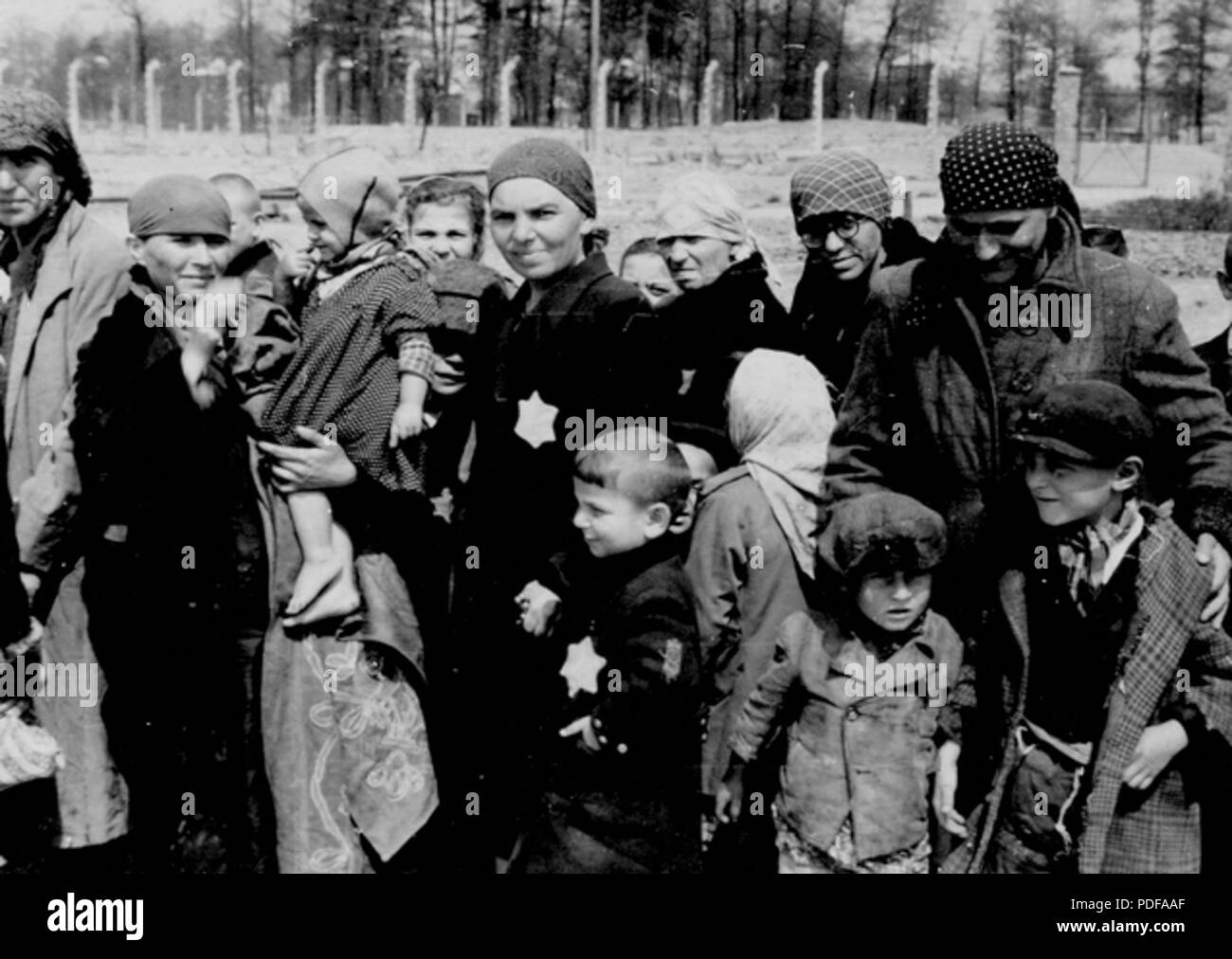 80 Birkenau Frauen und Kinder nach der Auswahl warten, ausgelöscht zu werden. Stockfoto