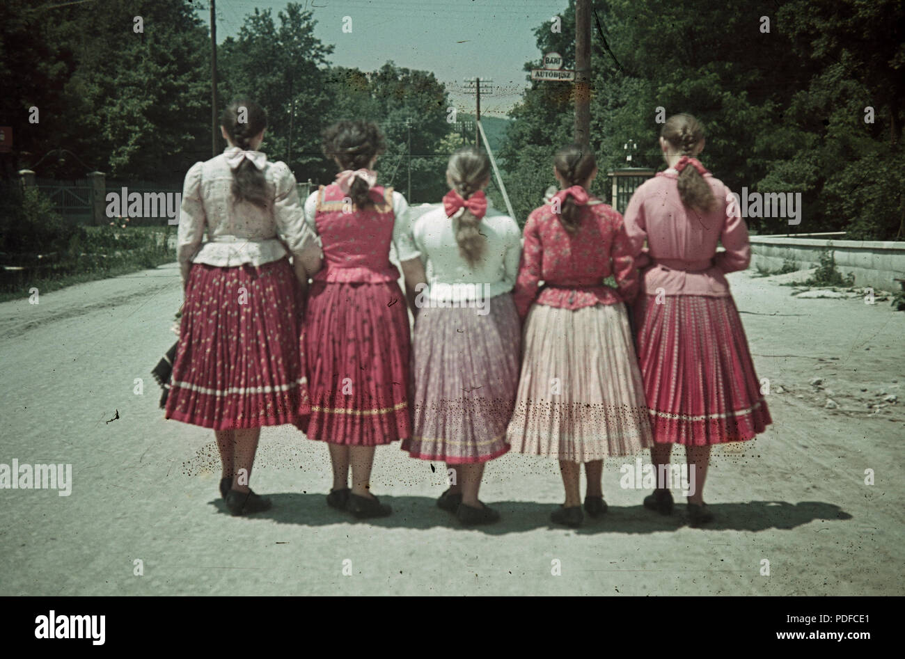 103 Bunte, Bushaltestelle, Tracht Fortepan 12276 Stockfoto