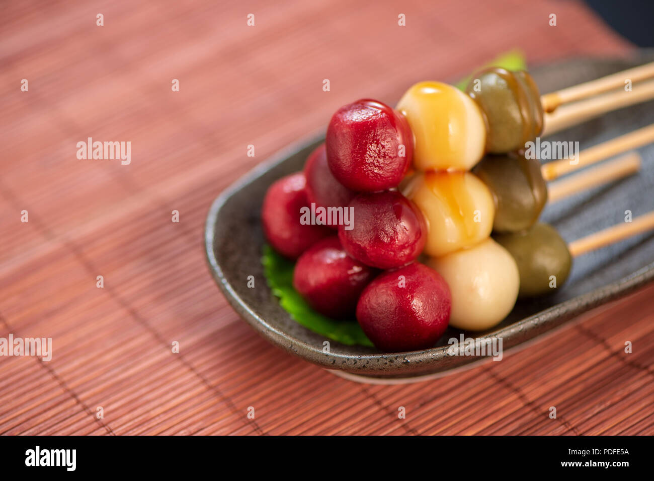 Japanische Dango Dessert mit 3 verschiedenen Farben in rosa (rot), Weiß und Grün, Rezept, hanami Dango, tsukimi Dango, kopieren. Stockfoto