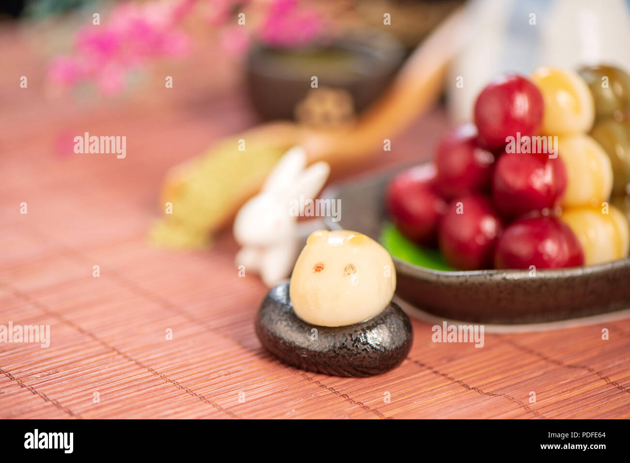 Japanische Dango Dessert mit 3 verschiedenen Farben in rosa (rot), Weiß und Grün, Rezept, hanami Dango, tsukimi Dango, kopieren. Stockfoto