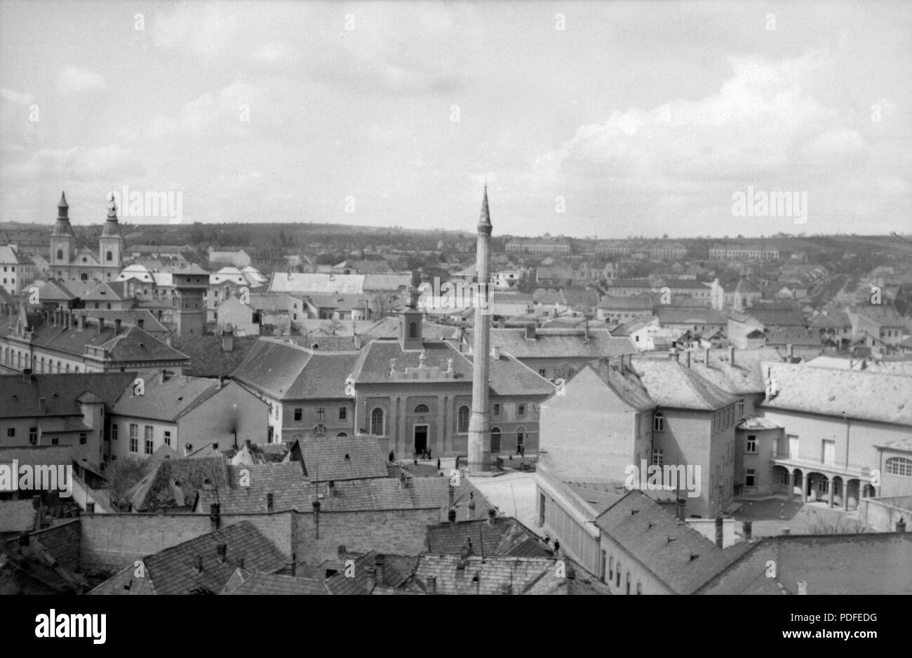 120 Eger, eine látkép várból. A római katolikus irgalmasok temploma templom (Volt) előtti téren ein Minarett. 19600 Fortepan Stockfoto