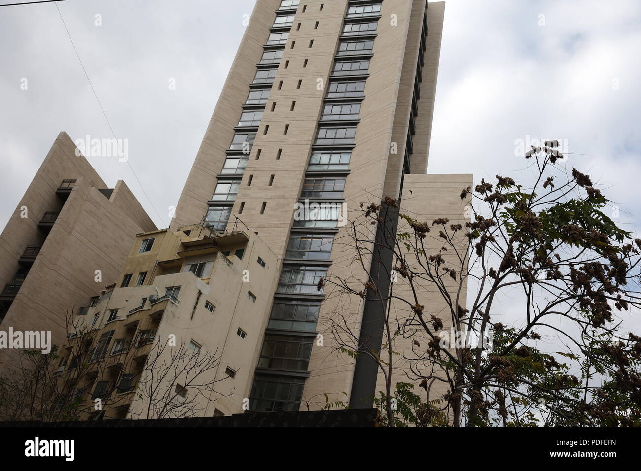 Beiruts verbleibenden architektonische Erbe ist in Gefahr. Abriss von alten Gebäuden ist eine tägliche Veranstaltung wo Hochhaus Wohnungen sind, die über die Stadt. Stockfoto