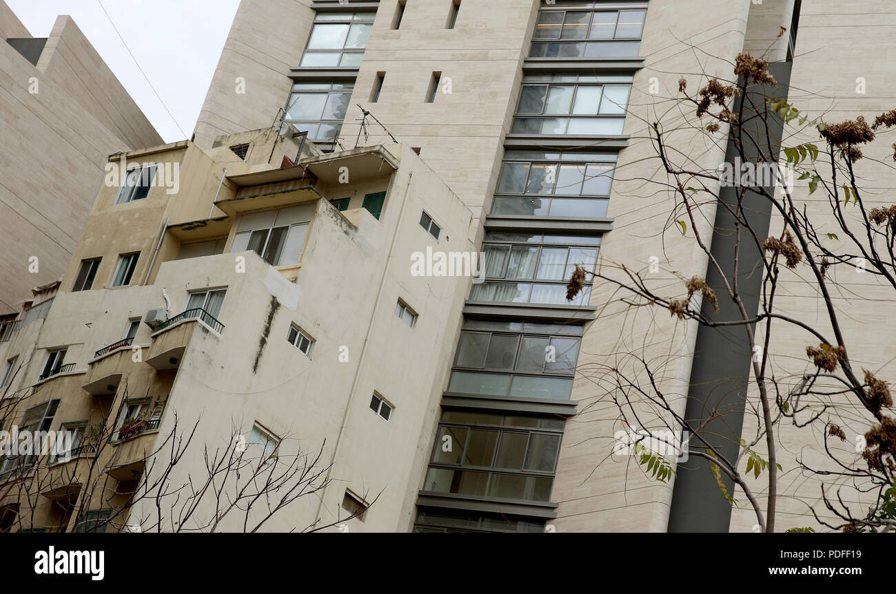 Beiruts verbleibenden architektonische Erbe ist in Gefahr. Abriss von alten Gebäuden ist eine tägliche Veranstaltung wo Hochhaus Wohnungen sind, die über die Stadt. Stockfoto