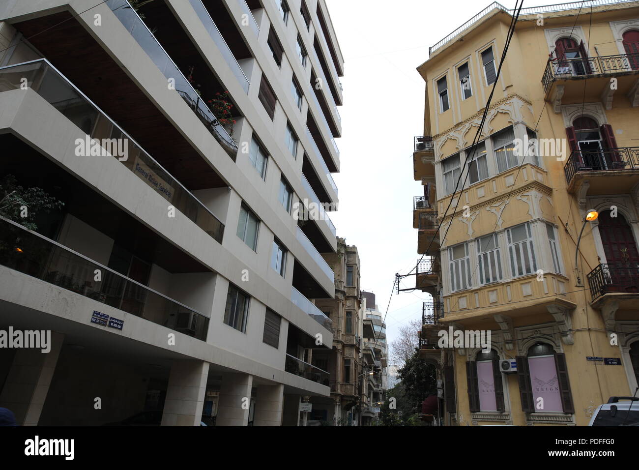 Beiruts verbleibenden architektonische Erbe ist in Gefahr. Abriss von alten Gebäuden ist eine tägliche Veranstaltung wo Hochhaus Wohnungen sind, die über die Stadt. Stockfoto