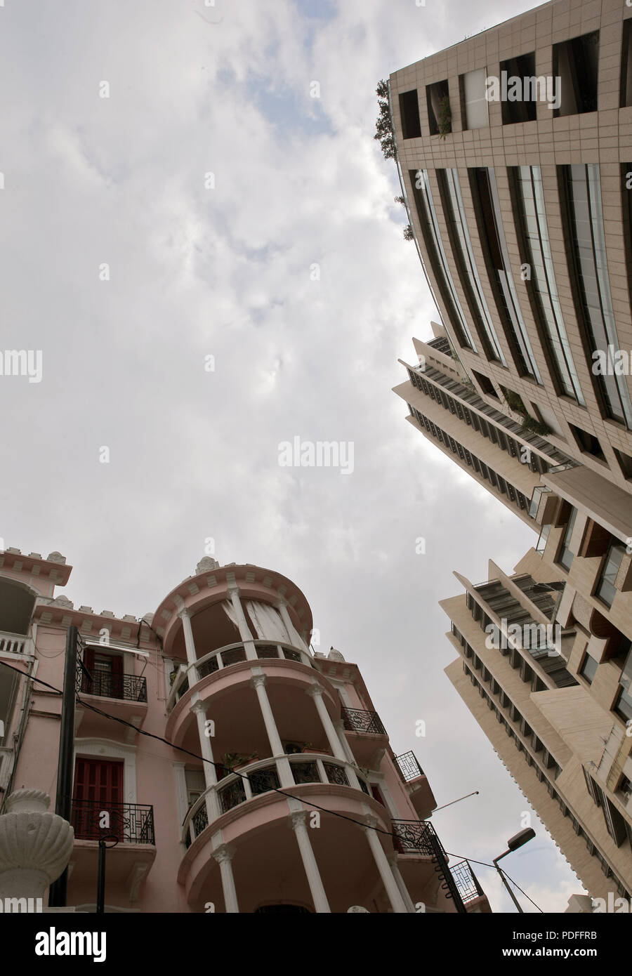 Beiruts verbleibenden architektonische Erbe ist in Gefahr. Abriss von alten Gebäuden ist eine tägliche Veranstaltung wo Hochhaus Wohnungen sind, die über die Stadt. Stockfoto