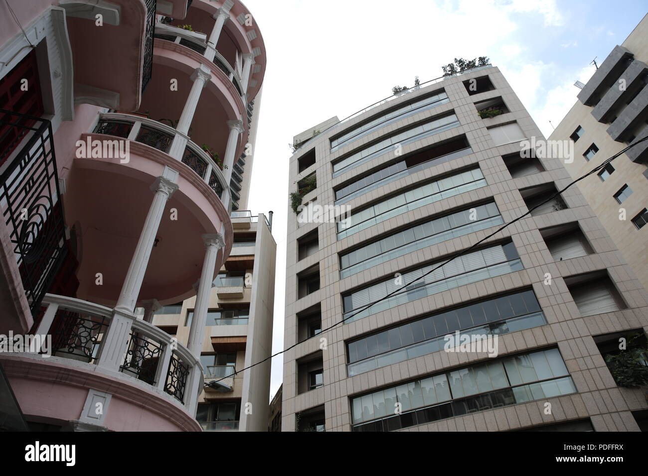 Beiruts verbleibenden architektonische Erbe ist in Gefahr. Abriss von alten Gebäuden ist eine tägliche Veranstaltung wo Hochhaus Wohnungen sind, die über die Stadt. Stockfoto