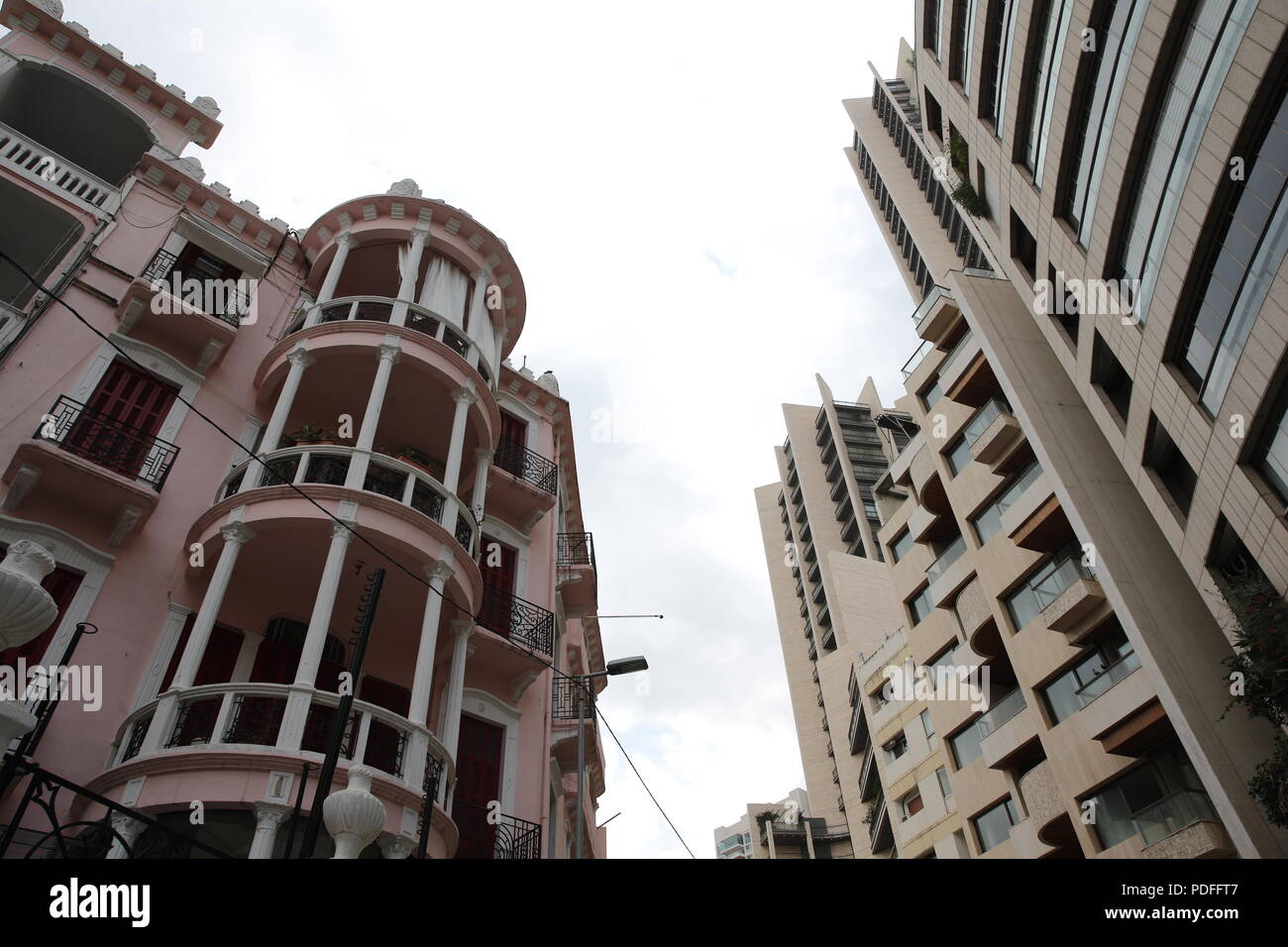 Beiruts verbleibenden architektonische Erbe ist in Gefahr. Abriss von alten Gebäuden ist eine tägliche Veranstaltung wo Hochhaus Wohnungen sind, die über die Stadt. Stockfoto