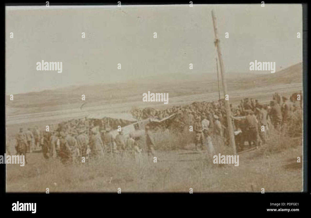 135 französischen Abgestuerztes Flugzeug an Miletkovo durch Truppen umgeben Stockfoto