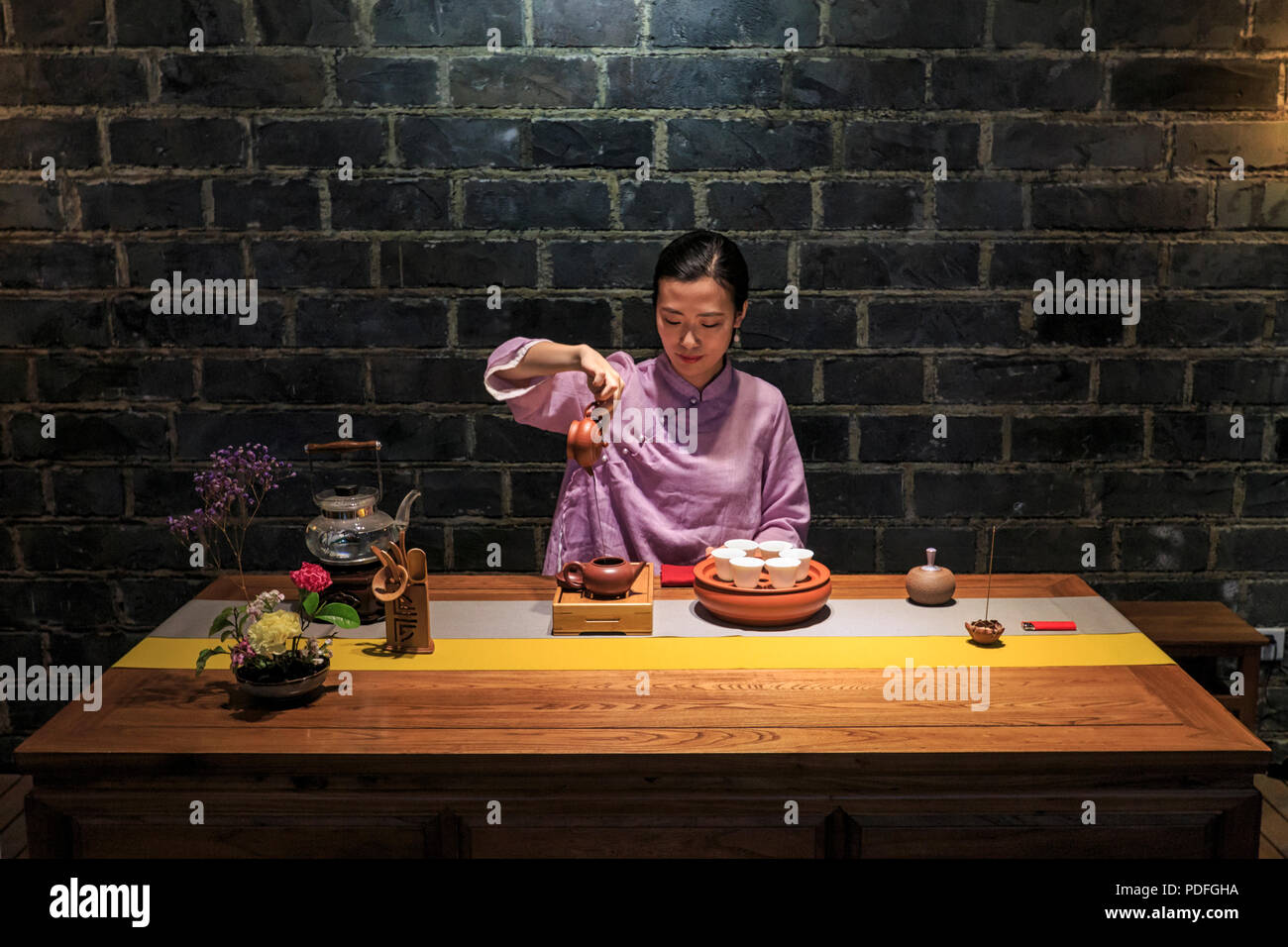 Nanjing, China - 5. Mai 2018: Nahaufnahme von einem chinesischen Mädchen während der Teezeremonie Stockfoto