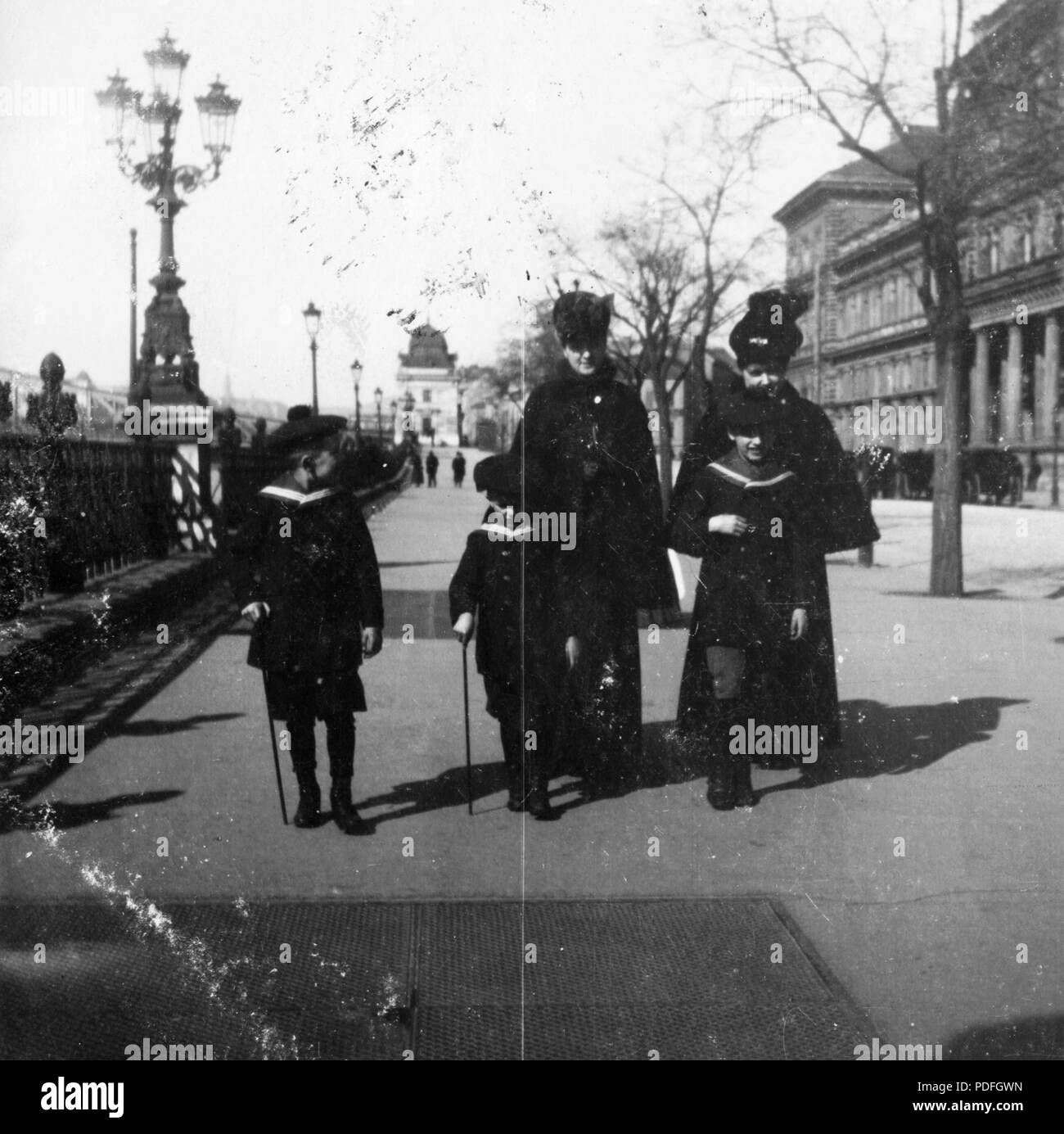 136 Fővám tér, jobbra eine Fővámpalota (ma eine Corvinus Egyetem), háttérben a Szabadság híd (Ferenc József) Pesti hídfője. Fortepan52702 Stockfoto