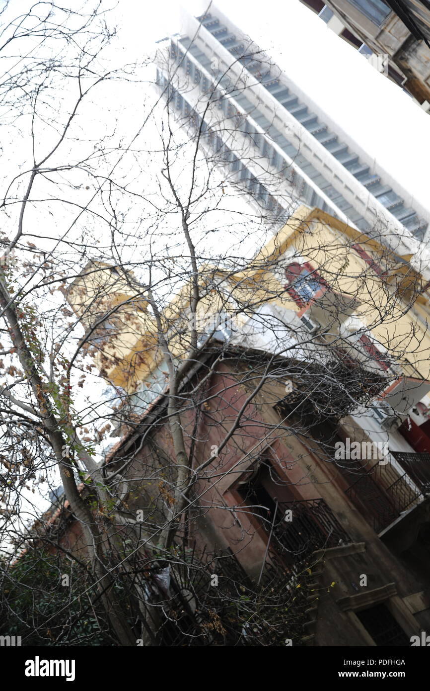 Beiruts verbleibenden architektonische Erbe ist in Gefahr. Abriss von alten Gebäuden ist eine tägliche Veranstaltung wo Hochhaus Wohnungen sind, die über die Stadt. Stockfoto