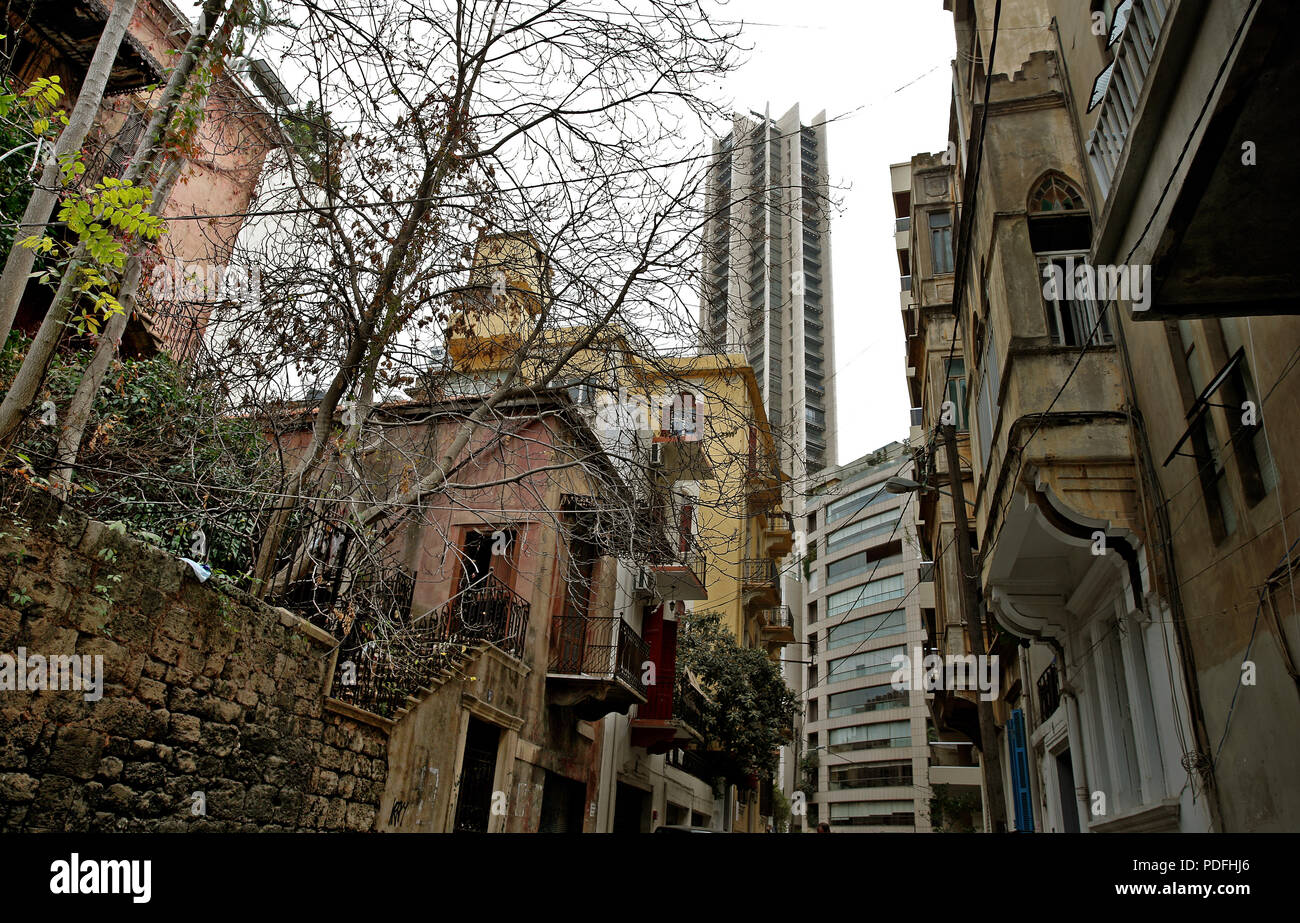 Beiruts verbleibenden architektonische Erbe ist in Gefahr. Abriss von alten Gebäuden ist eine tägliche Veranstaltung wo Hochhaus Wohnungen sind, die über die Stadt. Stockfoto