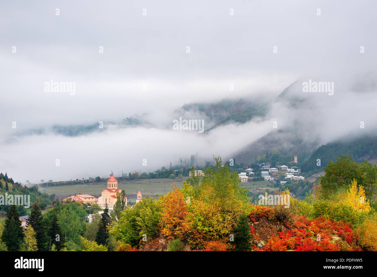 Ansicht der Stadt von Mestia. Touristische Region Georgiens in die Berge. Herbst Landschaft mit Nebel. Kaukasus, Zemo Svaneti Stockfoto