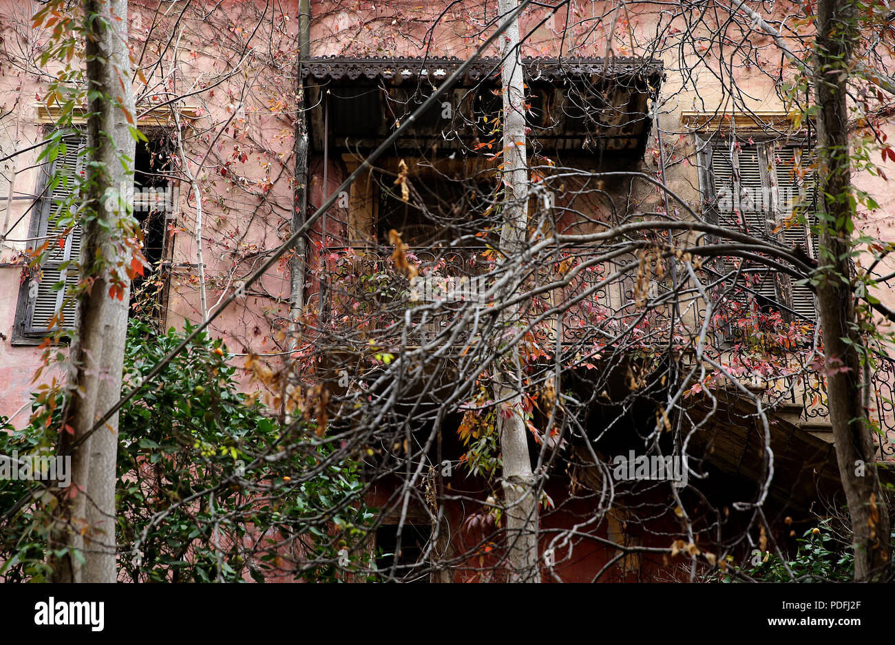 Beiruts verbleibenden architektonische Erbe ist in Gefahr. Abriss von alten Gebäuden ist eine tägliche Veranstaltung wo Hochhaus Wohnungen sind, die über die Stadt. Stockfoto