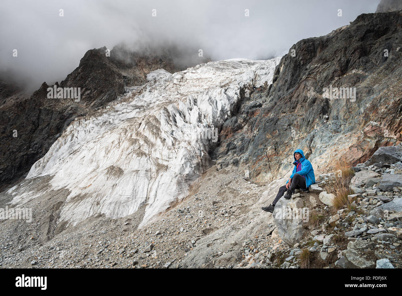 Sehenswürdigkeiten in den Bergen in der Nähe der Gletscher. Unter dem Gipfel Ushba. Main kaukasischen Ridge. Zemo Swanetien, Georgien Stockfoto