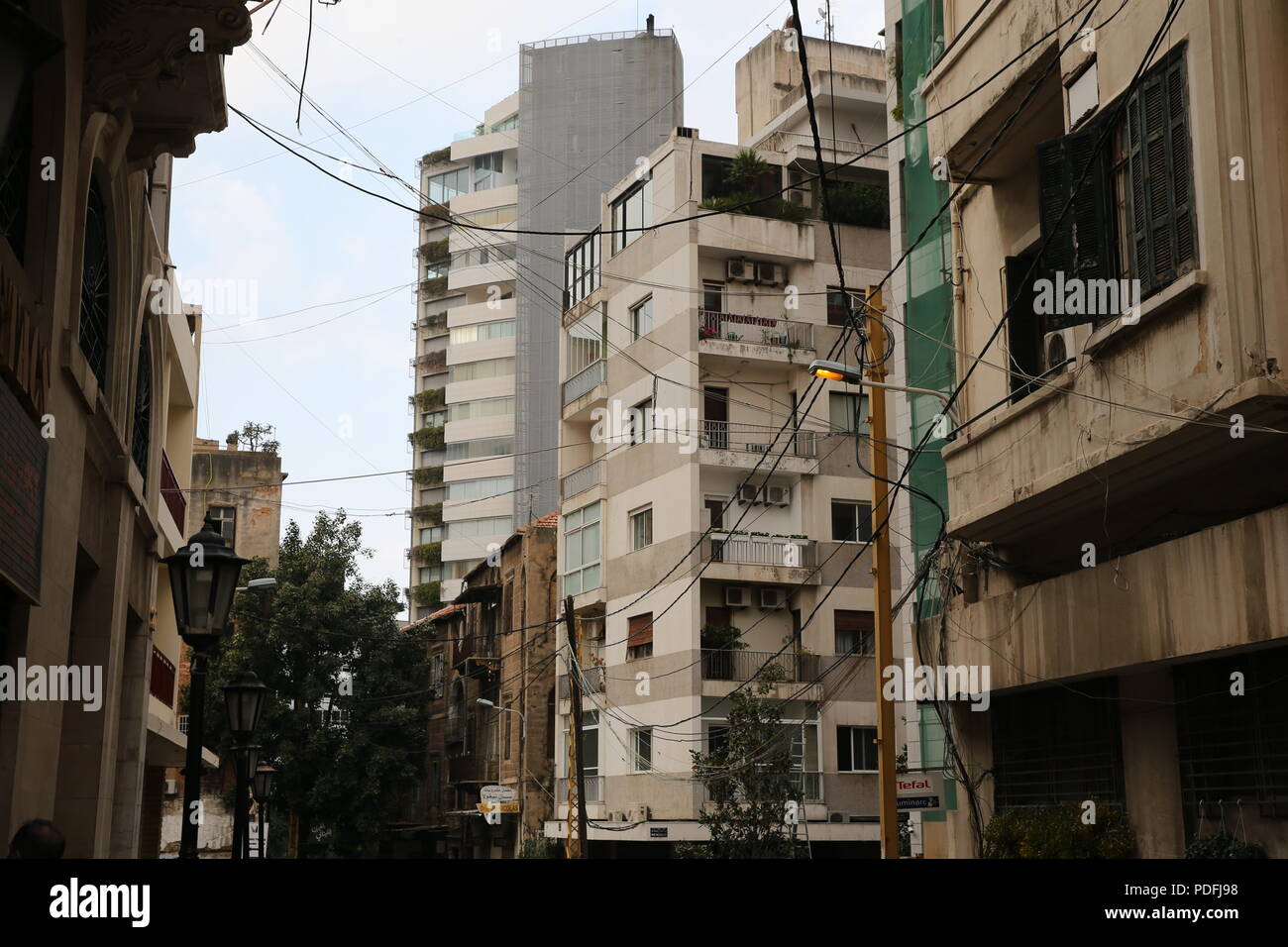 Beiruts verbleibenden architektonische Erbe ist in Gefahr. Abriss von alten Gebäuden ist eine tägliche Veranstaltung wo Hochhaus Wohnungen sind, die über die Stadt. Stockfoto