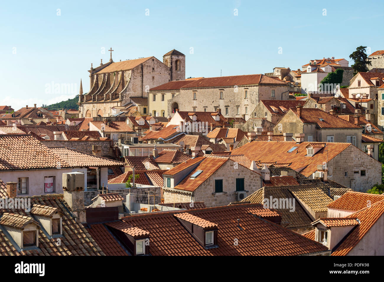 Der Blick auf die Jesuitenkirche in der Altstadt von Dubrovnik, wie von der Stadt gesehen. Stockfoto