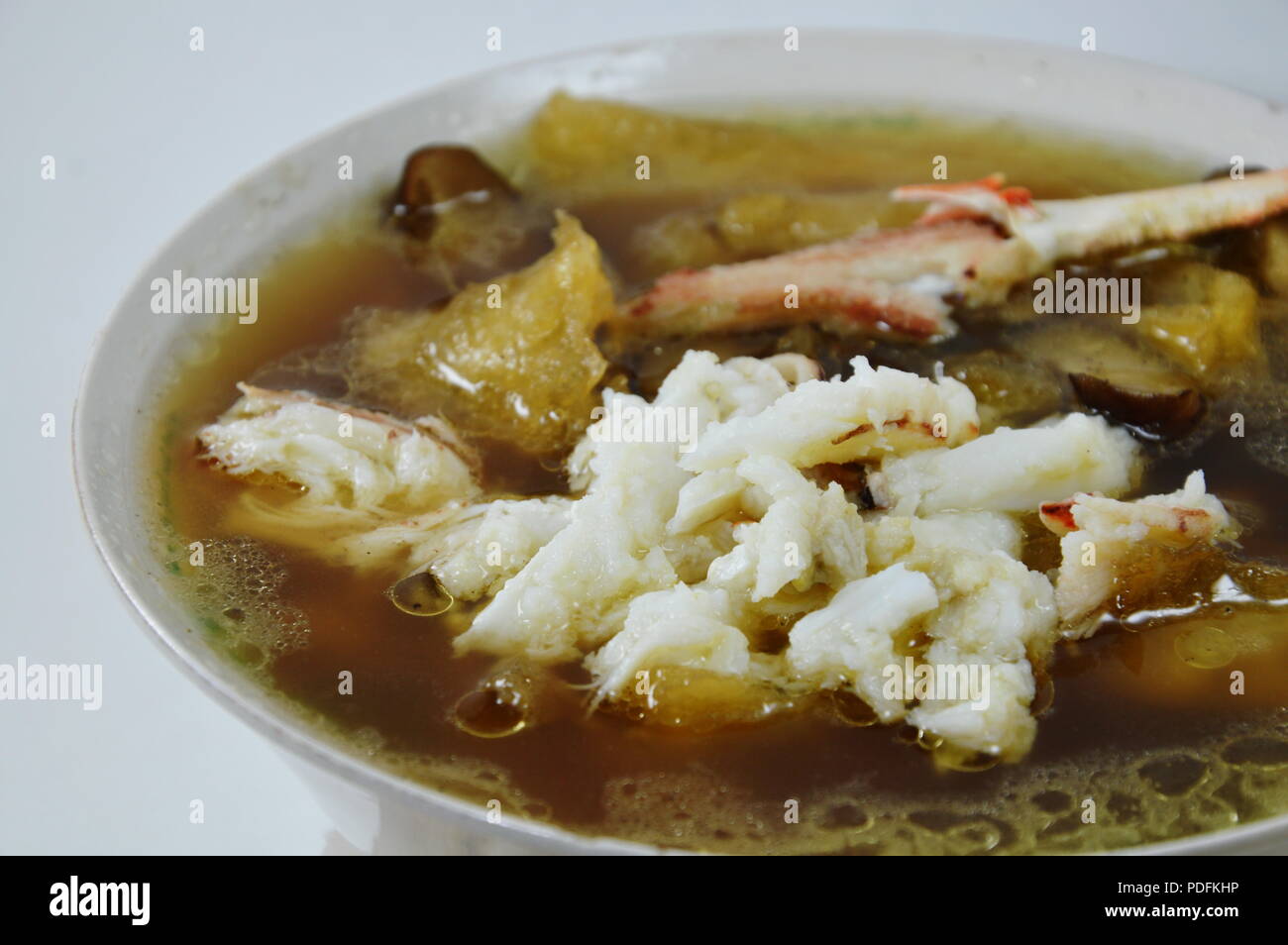 Geschmorter Fisch maw in roter Soße topping Krabbenfleisch in der Schüssel Stockfoto