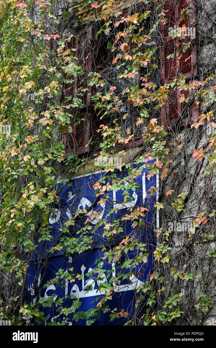 Beiruts verbleibenden architektonische Erbe ist in Gefahr. Abriss von alten Gebäuden ist eine tägliche Veranstaltung wo Hochhaus Wohnungen sind, die über die Stadt. Stockfoto
