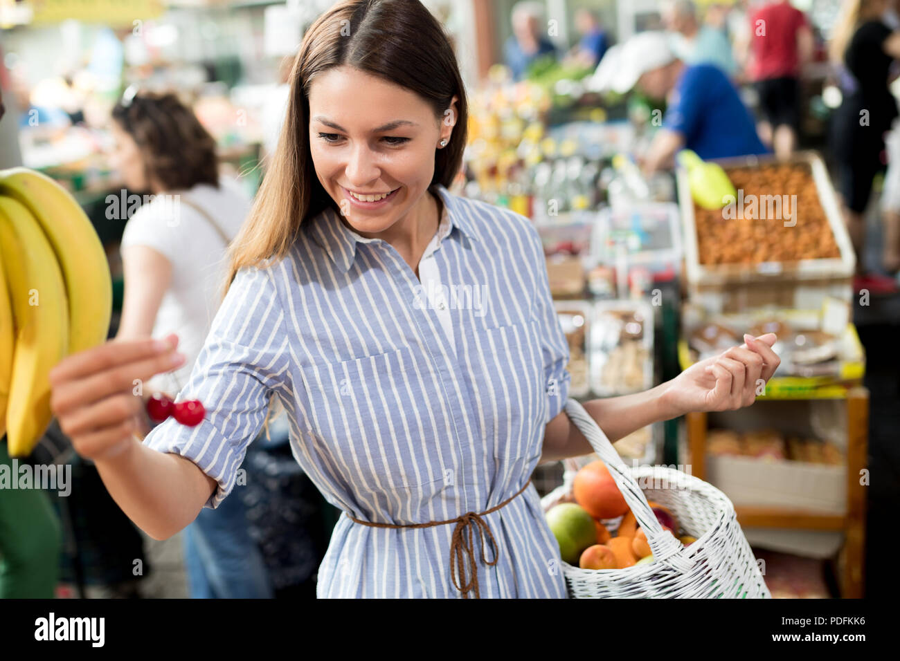 Junge Frau auf dem Markt Stockfoto