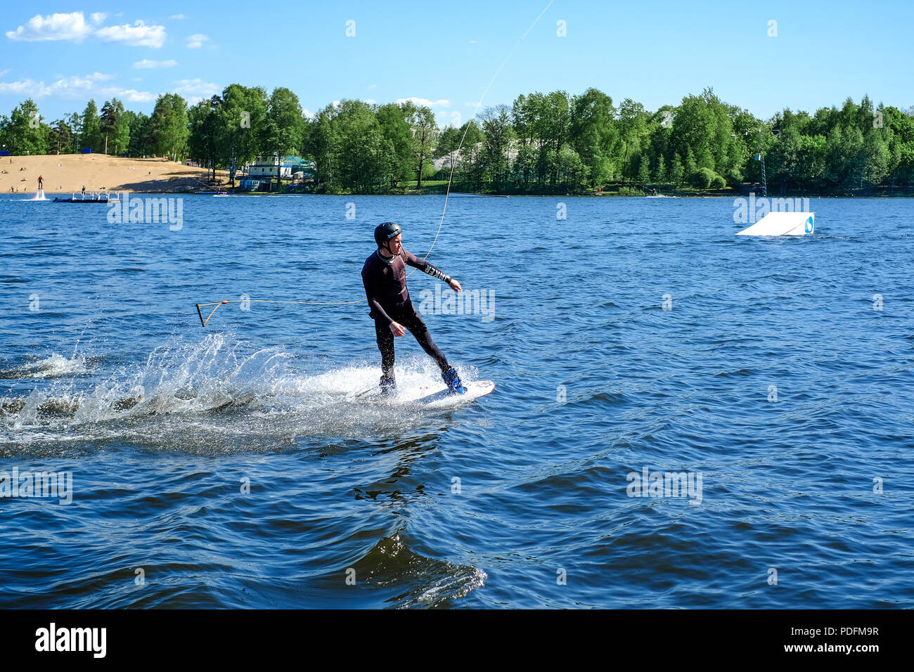 Sankt Petersburg. Russland. 05.19.2018. Windsurfen ist eine Art von Segeln und Wasser Unterhaltung auf dem Board. Stockfoto