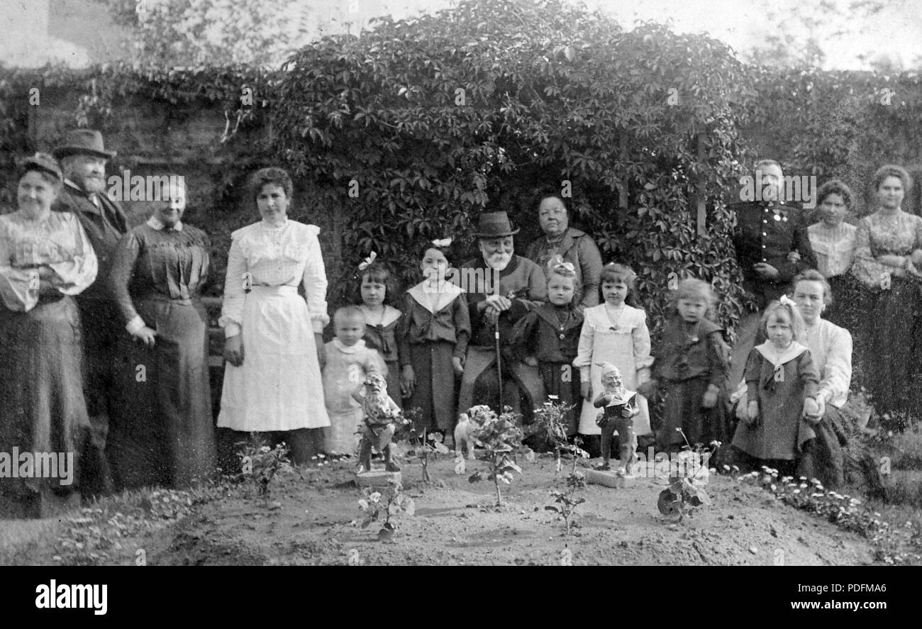 352 Tableau, Gnome, Männer, Frauen, Blume, Band, Spazierstock, kids Fortepan 4569 Stockfoto