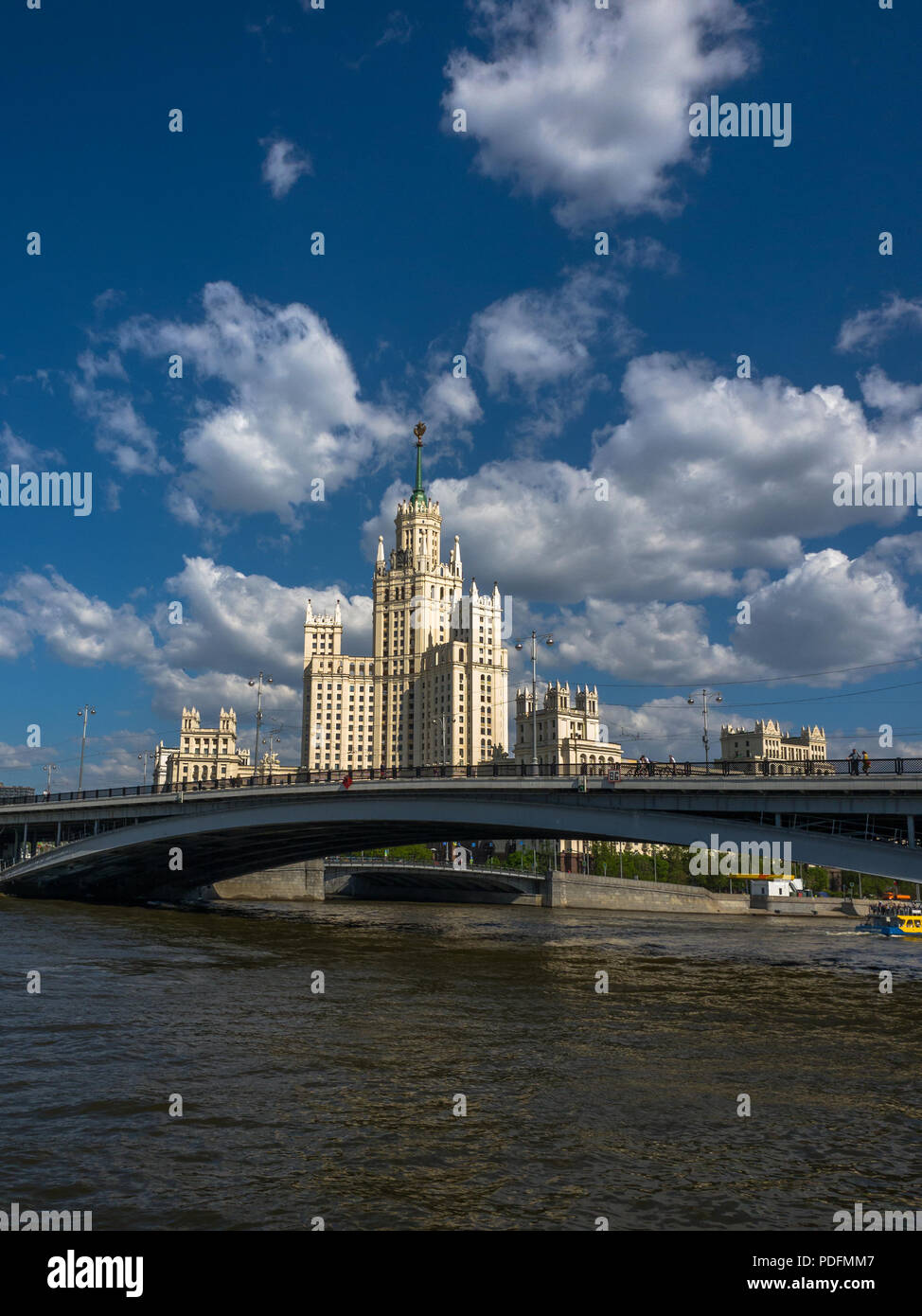 Moskau, Russland - 12. Mai. 2018. Big Ustyinsky Brücke und Stalin Wolkenkratzer Stockfoto