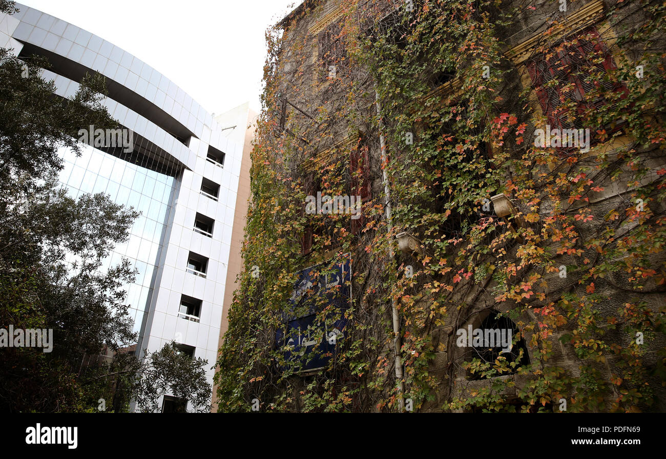 Beiruts verbleibenden architektonische Erbe ist in Gefahr. Abriss von alten Gebäuden ist eine tägliche Veranstaltung wo Hochhaus Wohnungen sind, die über die Stadt. Stockfoto