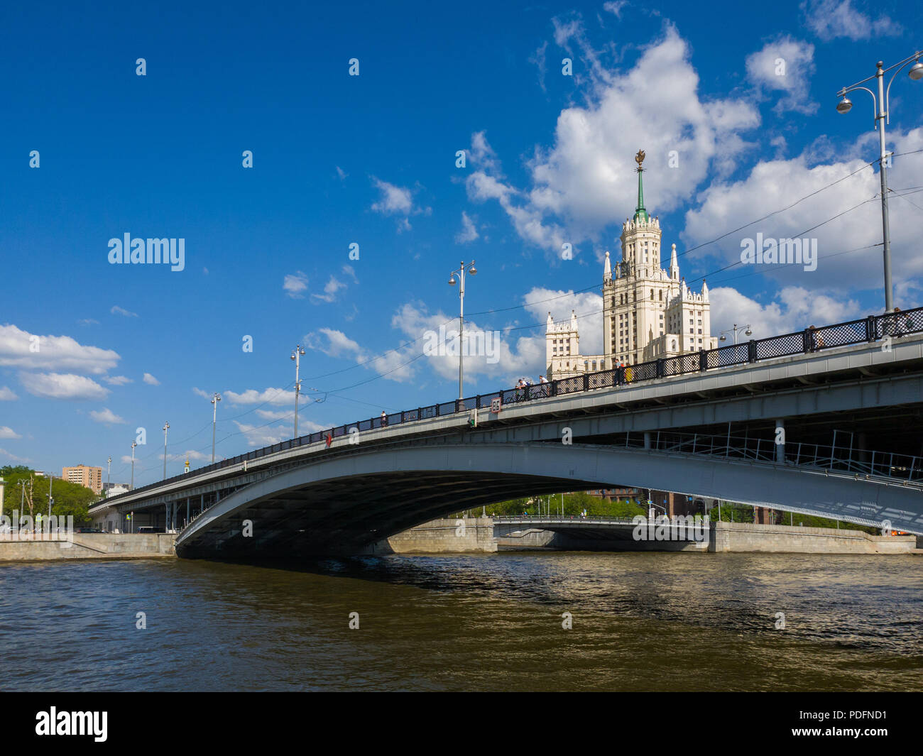Moskau, Russland - 12. Mai. 2018. Große Ustyinsky Brücke und Stalin Wolkenkratzer Stockfoto