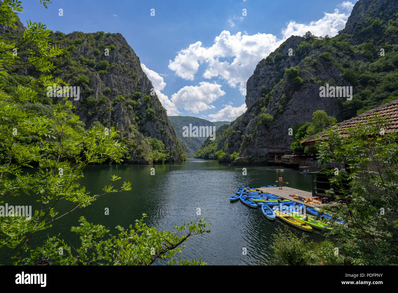 Mazedonien Canyon Matka Bootsfahrt im Tal Stockfoto