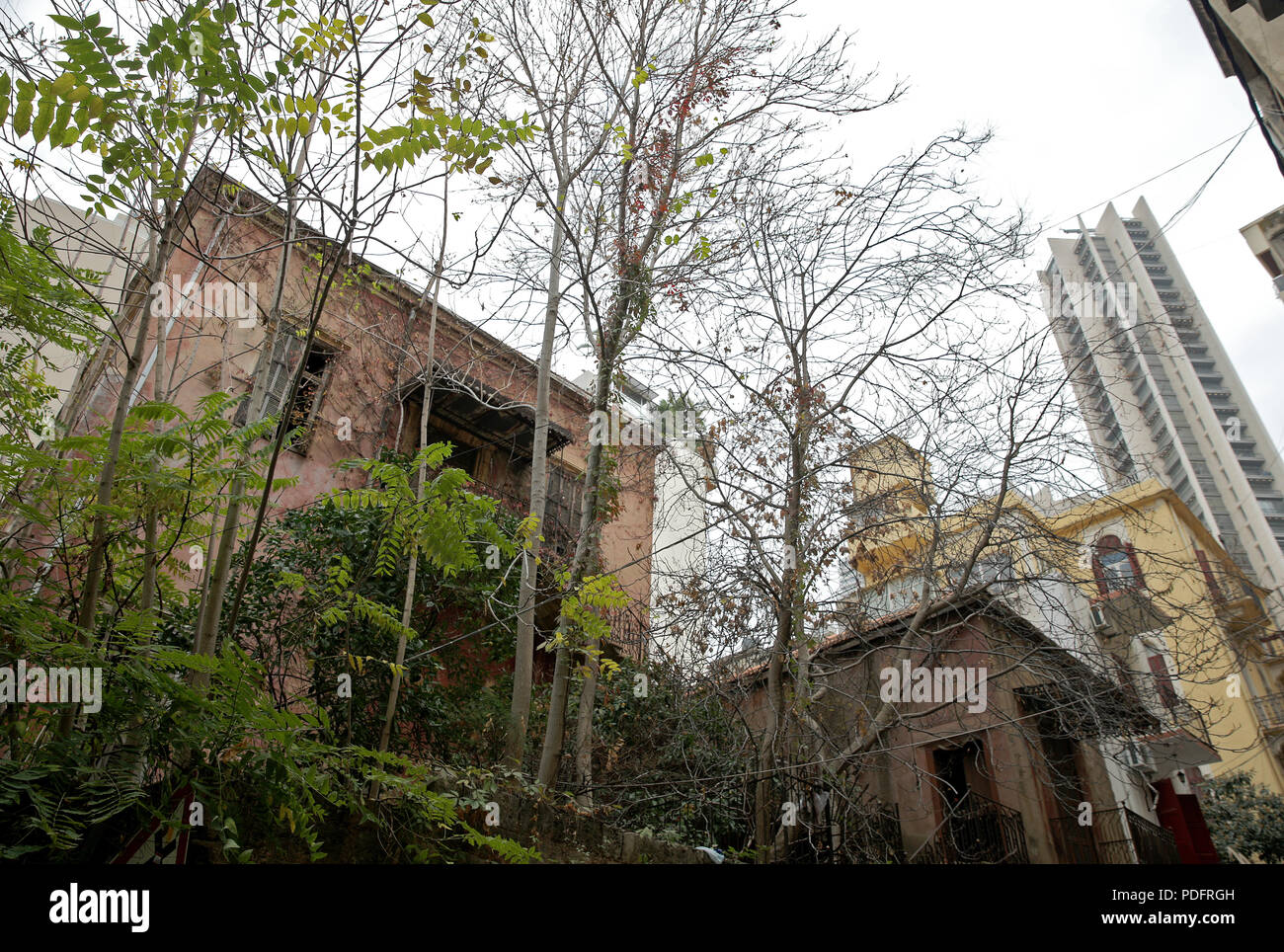 Beiruts verbleibenden architektonische Erbe ist in Gefahr. Abriss von alten Gebäuden ist eine tägliche Veranstaltung wo Hochhaus Wohnungen sind, die über die Stadt. Stockfoto