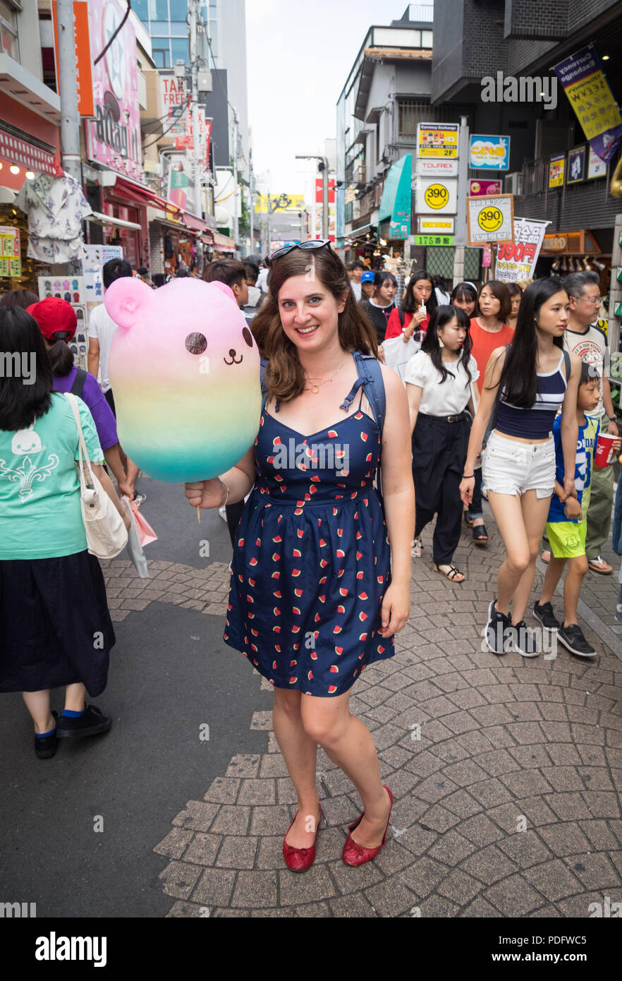 Eine Frau mit Zuckerwatte in Form eines Bären auf Takeshita Straße in Harajuku, Tokio, Japan. Stockfoto