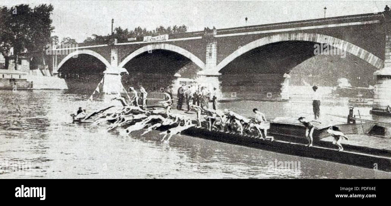 118 Départ de la traversée de Paris à la Nage en 1929, depuis le Pont de Invalides (JUILLET) Stockfoto