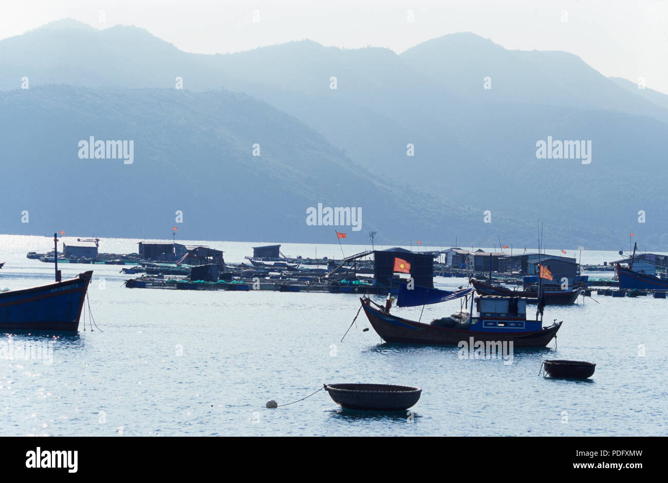 Fischzuchtbetriebe an Hon Mun Insel, Nha Trang, Vietnam Stockfoto