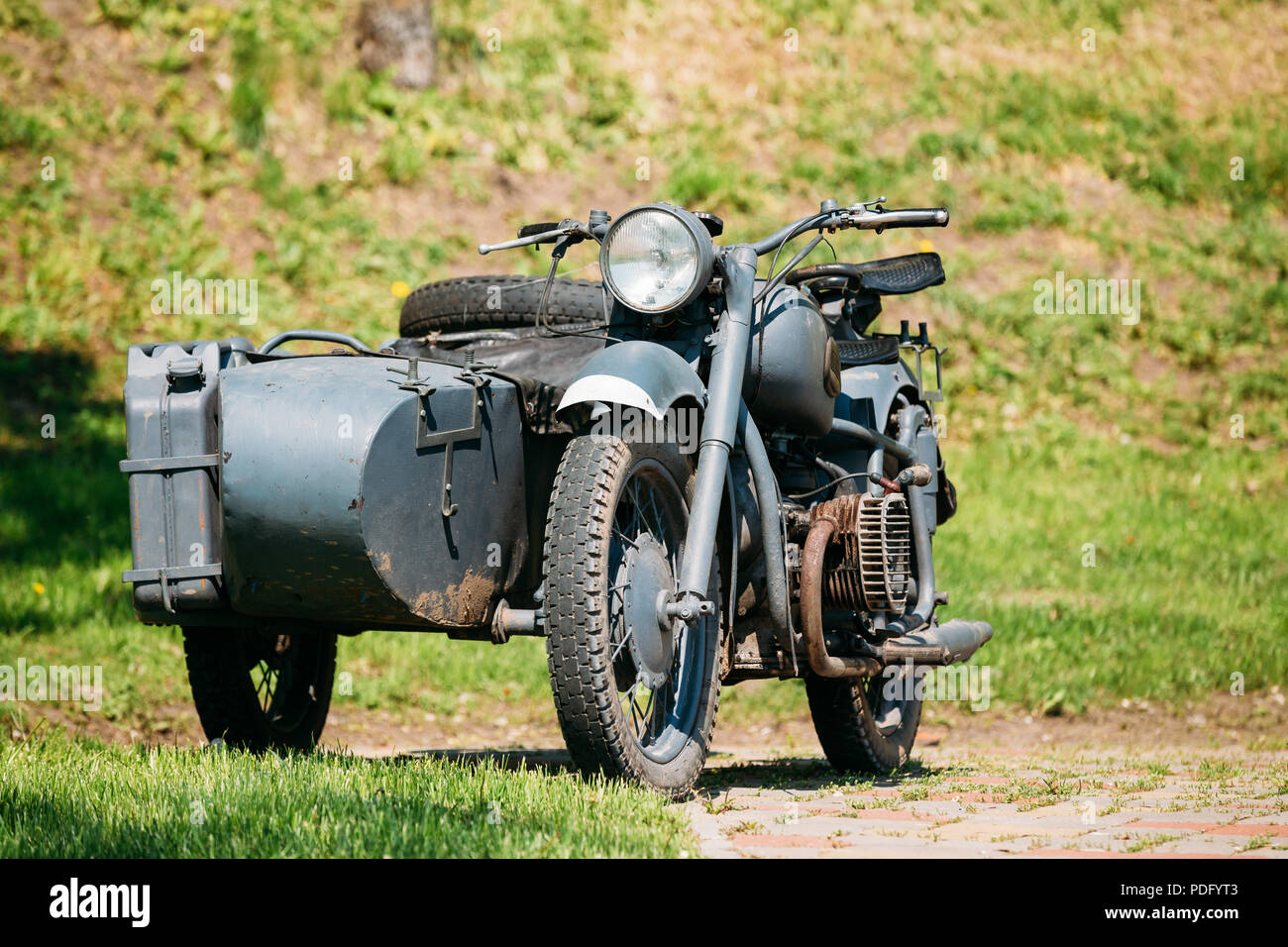 Alte Rarität Three-Wheeled Tricar, Grau Motorrad mit Seitenwagen deutscher Soldaten des 2. Weltkrieges Zeit stehend, wie eine Ausstellung im Sommer sonnigen Park. Stockfoto