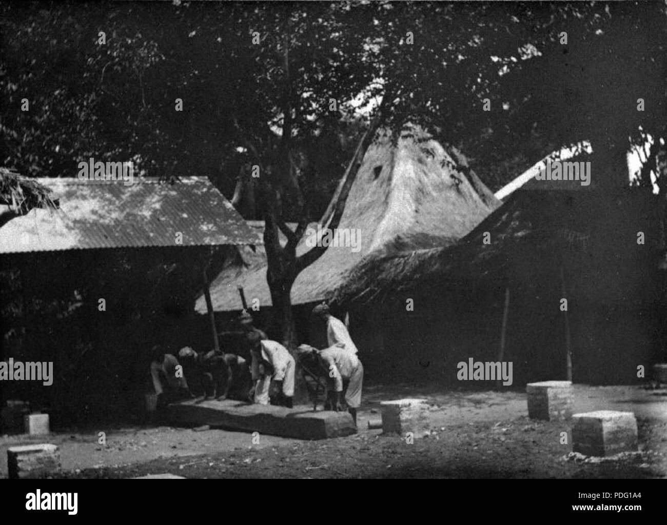 153 Het verrollen van een Balk bij de ambachtsschool zendingsko in de... - Collectie stichting Nationaal Museum van Wereldculturen-TM -60013773 Stockfoto