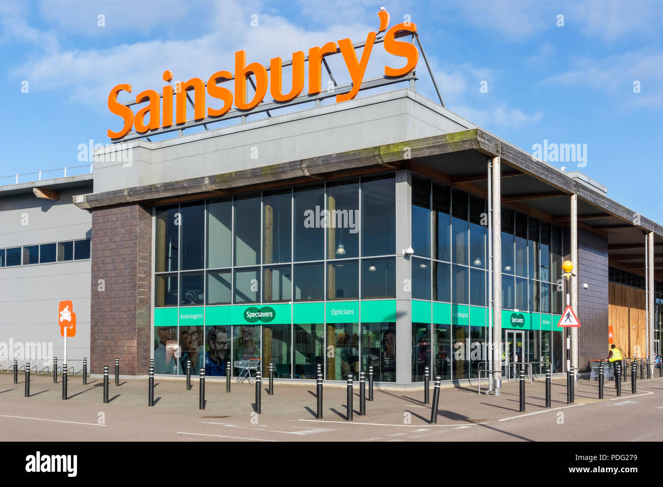 Ein Zweig von Sainsbury's mit einem Specsavers Optiker in King's Lynn, Norfolk. Stockfoto