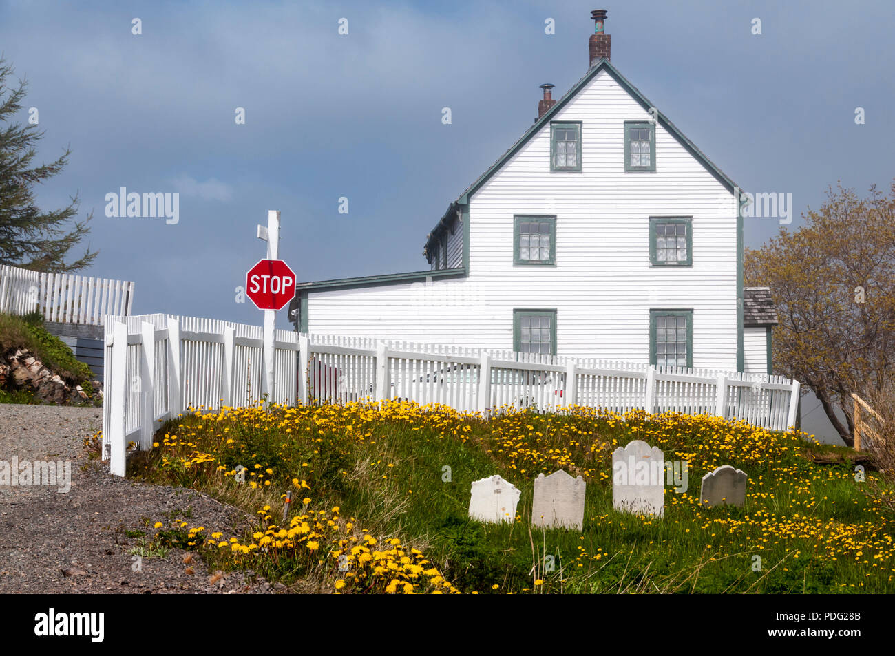 Eine weiße weatherboarded Haus an einem nebligen Tag in Trinity auf die Bonavista Peninsula, Neufundland. Stockfoto
