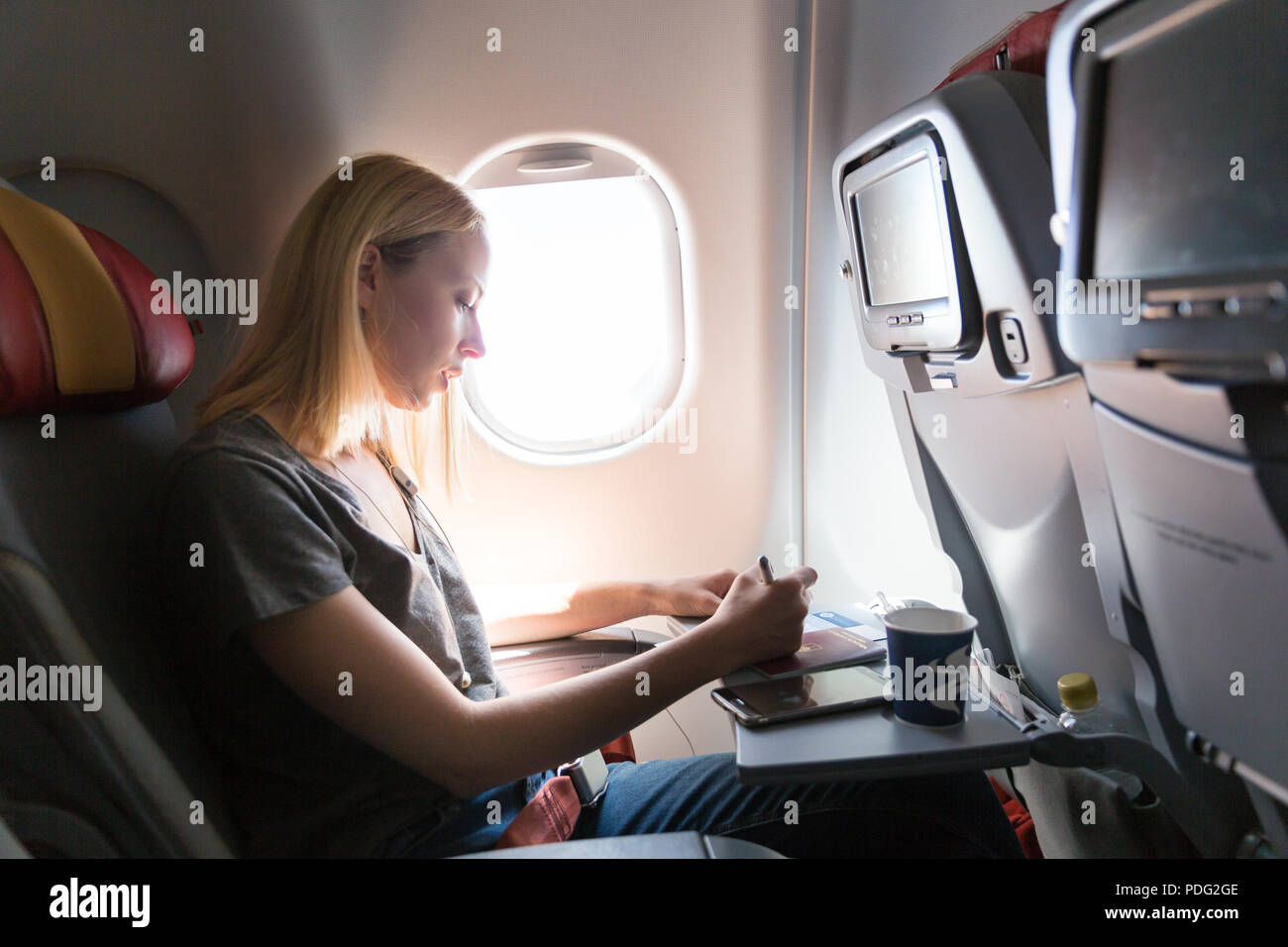 Informelle Besucherin fliegen auf kommerzielle Passagiere Flugzeug, Abfüllung in der Einwanderungspolitik in der Form. Stockfoto